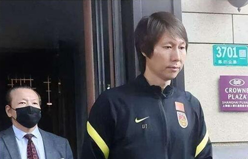 国足原主教练李铁从亿万富翁到阶下囚给人们的警思